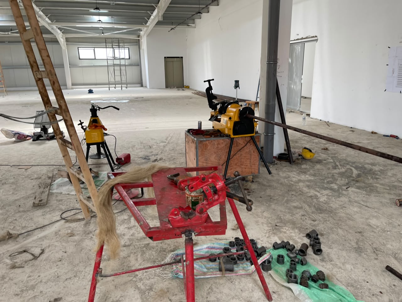 Preparation de tuyauterie incendie sur chantier