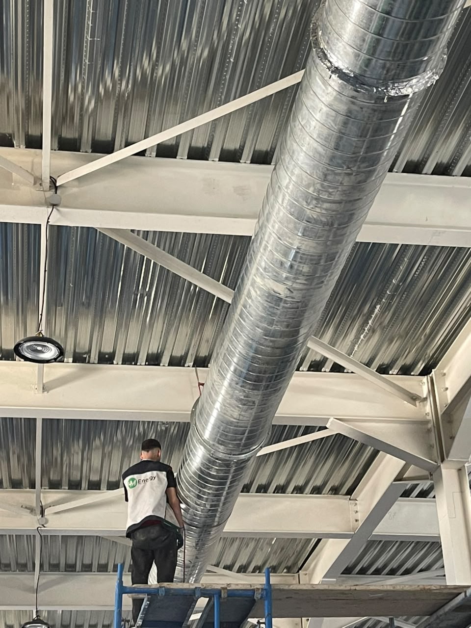 Gaine de ventilation spiralee en plafond industriel